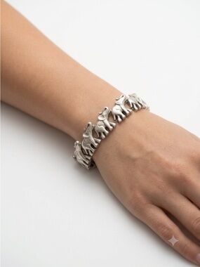 Vintage 90s Silver-Tone Chunky Elephant Parade Link Bracelet